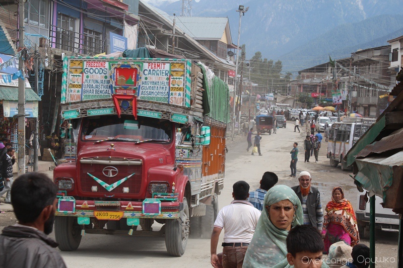 Кольорові і чудернацькі вантажівки в індійських містах. Тут - вирує життя