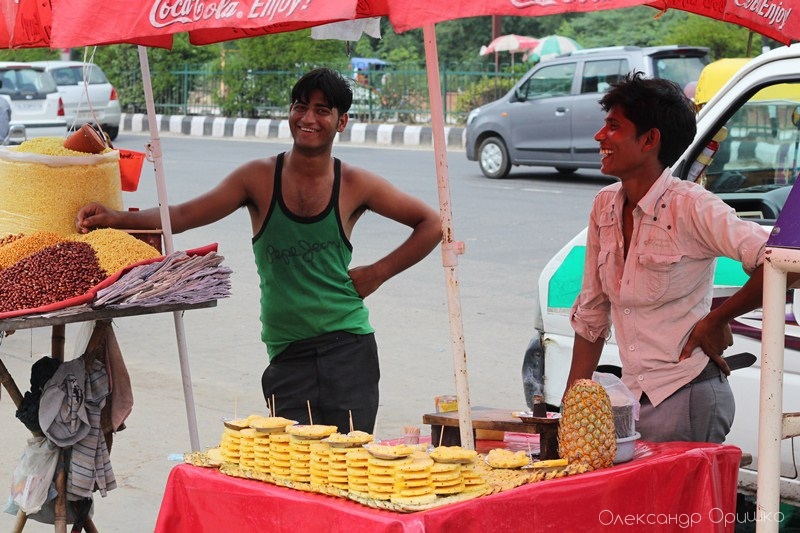 Торговці вуличною їжею у Делі. Горішки, фрукти, пляцки - звичайна і проста їжа індусів