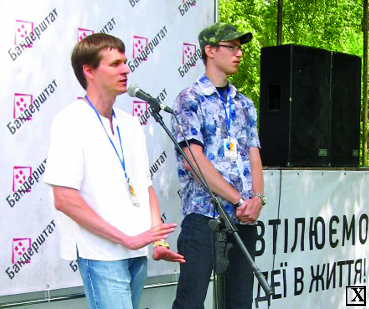 Сергій Рябенко на гутірковій сцені фестивалю «Бандерштат»