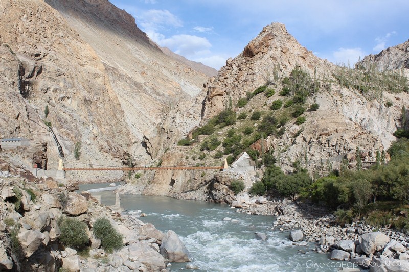 Бурхлива річка Занскар, що в’ється долинами та ущелинами провінції Ладакх. Свого часу вона знесла міст, рештки якого видніються під новим мостом