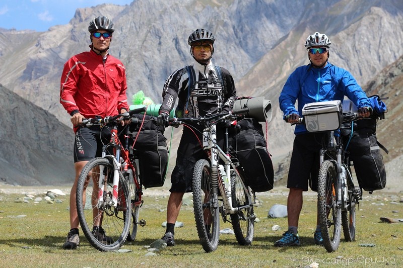 Олександр Оришко, Максим Одноволюк та Олексій Страшко (зліва направо) – мандрівники, які подолали велосипедами більш як тисячу кілометрів загадковою Індією