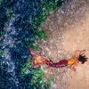 Фотограф створив «море» з пластикових пляшок
