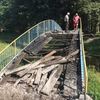 У центральному парку розбирають аварійний місток. Фото