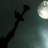 Сонце «заплуталося» в сітях, гілках та короні статуї Свобода: світлини затемнення 