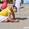 Біля РАЦСу маленькі лучани розмалювали асфальт. Фото