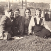 Дівчата-подружки з Волині на фото першої половини ХХ століття