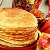 Традиції Масляного тижня: зять готує млинці тещі з тестем
