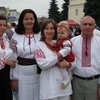 Офіцер із Луцька вишила понад пів сотні українських сорочок