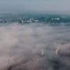 Туманний ранок над мікрорайоном Луцька з висоти польоту. Відео