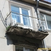 У Луцьку з будинків  на голови перехожих падають цегла і бетон