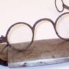 Хто винайшов перші окуляри та як вони виглядали 