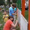 Мешканці ЛПЗ власноруч розмальовують дитячий майданчик