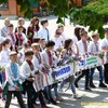 Лучани з вишитими рушниками пройшли містом