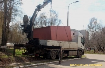 Луцькі муніципали зносять законно встановлені сараї