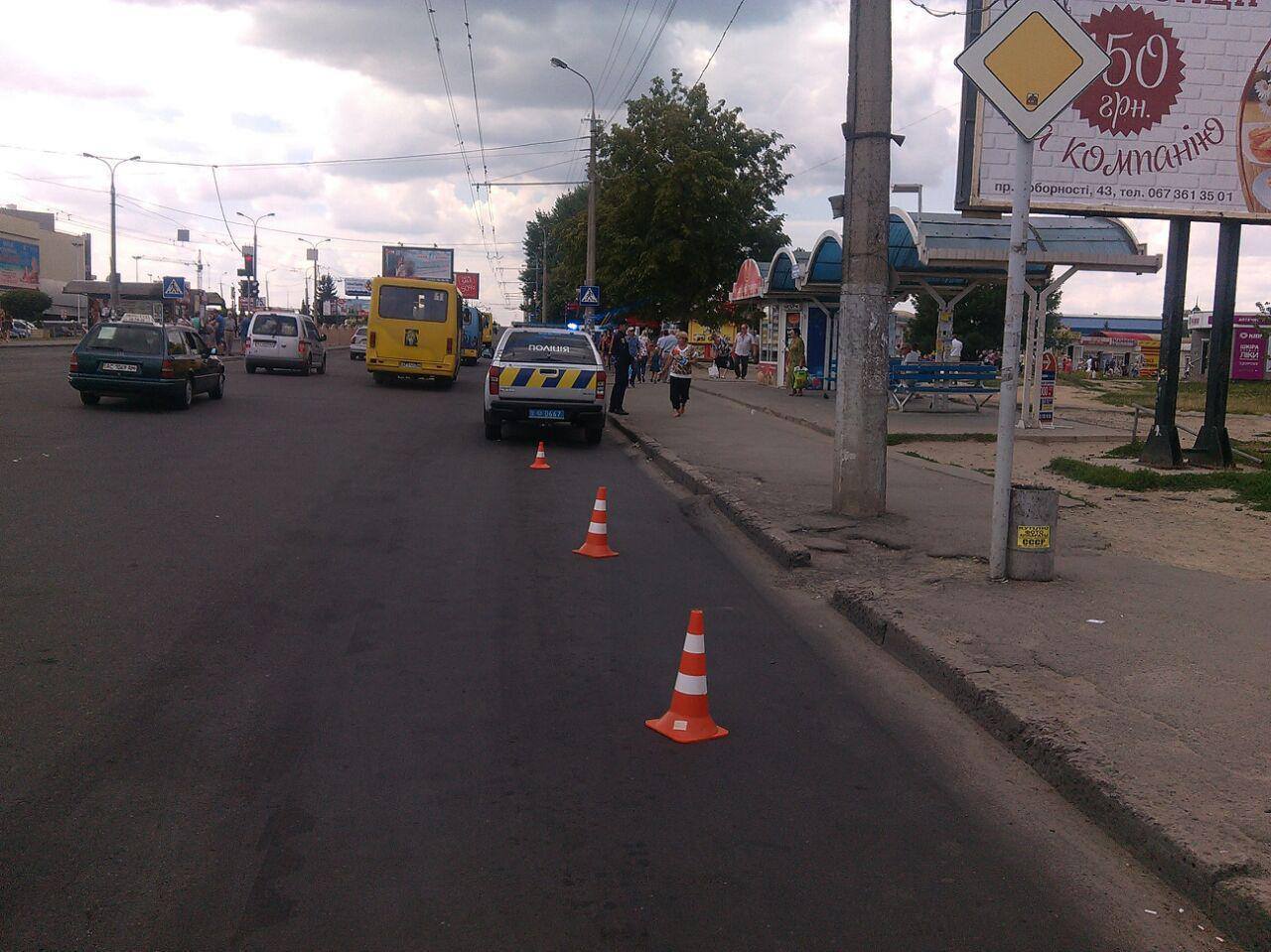 На зупинці навпроти «Там Таму» патрулює поліція