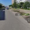 Через відсутність тротуару на Кравчука діти ходять до школи дорогою
