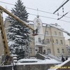 У Луцьку наряджають ялинку біля міськради. Фото