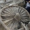 Археологи показали давню позолочену колісницю, яку відкопали на цвинтарі 