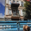У центрі Луцька міняють балкон на старому будинку