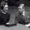 У 1936 король Едуард VIII зрікся престолу заради шлюбу з простолюдинкою