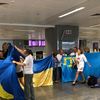 До України прибули національні прапори з підписами українців з різних континентів