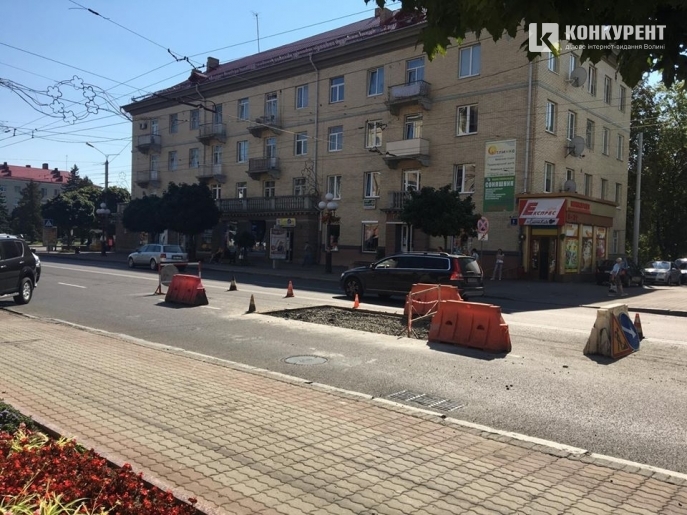 На центральній вулиці Луцька латали дорогу
