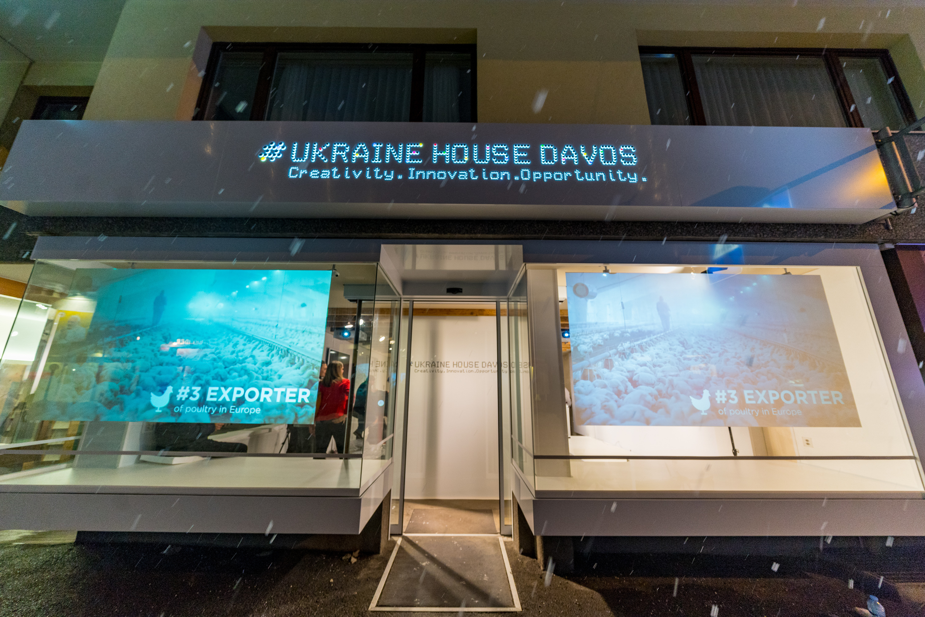 Мистецтво нової України. В Давосі представили роботи молодих художників