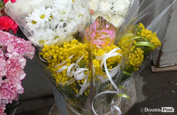 У центрі Луцька розігнали продавців квітів