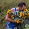 Ukraїner зняв відео про лучанина, який засадив квітами близько 600 км доріг