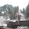 У центрі Луцька діти хлюпаються у фонтанах. Фото